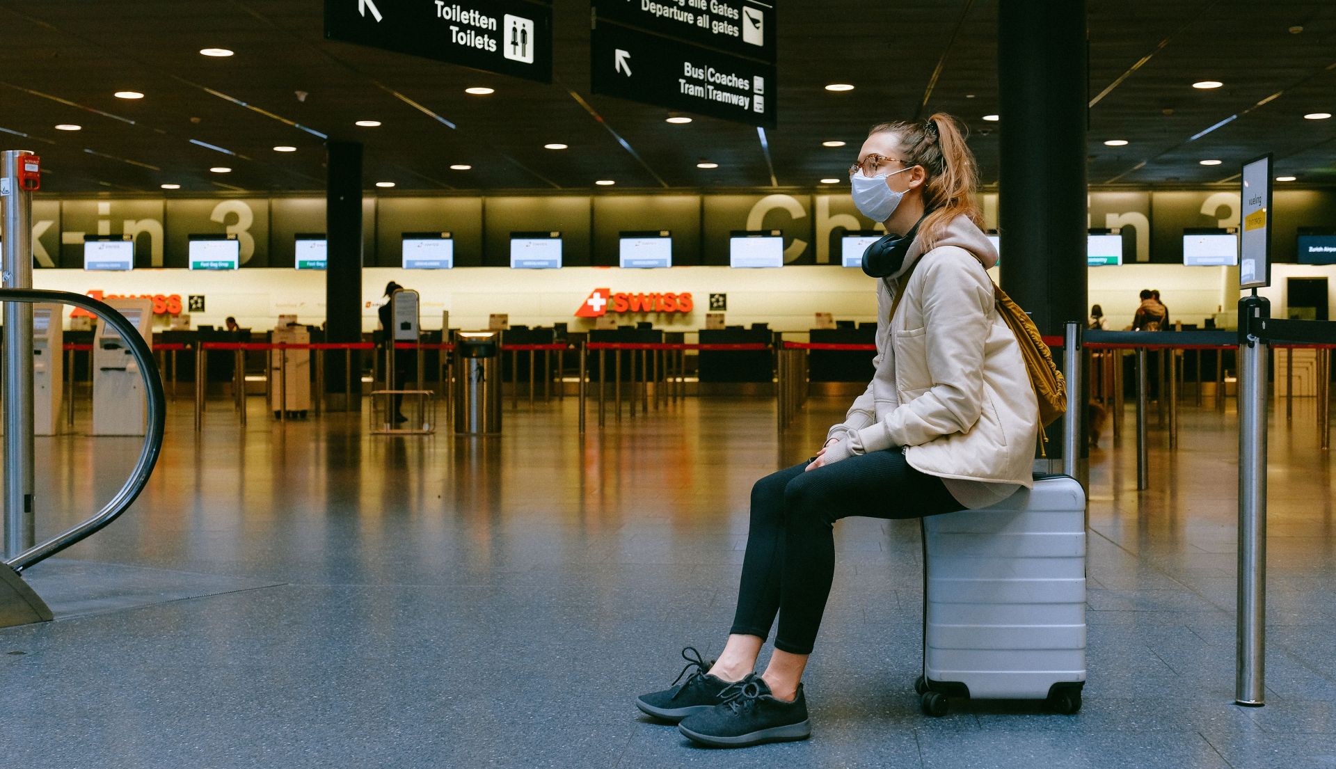 Κοπέλα με μάσκα σε αεροδρόμιο