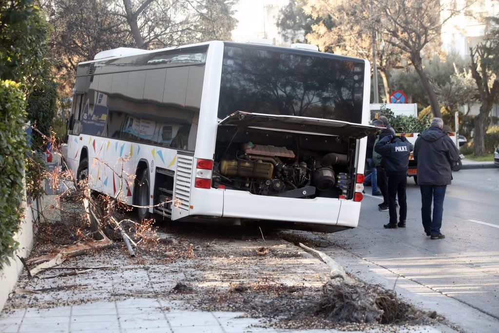 ΟΑΣΘ λεωφορείο ανεβηκε σε πεζοδρόμιο