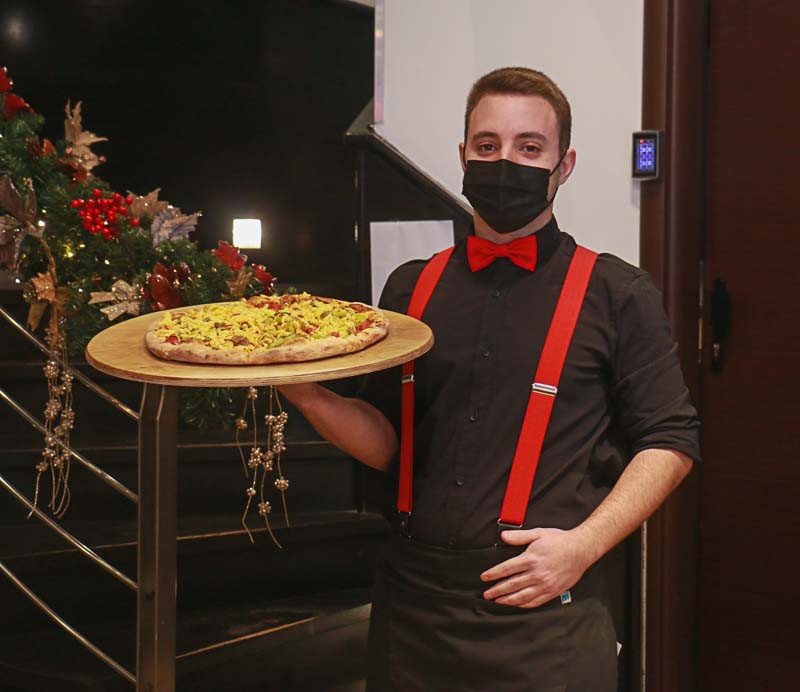 Σερβιτόρος με πίτσα