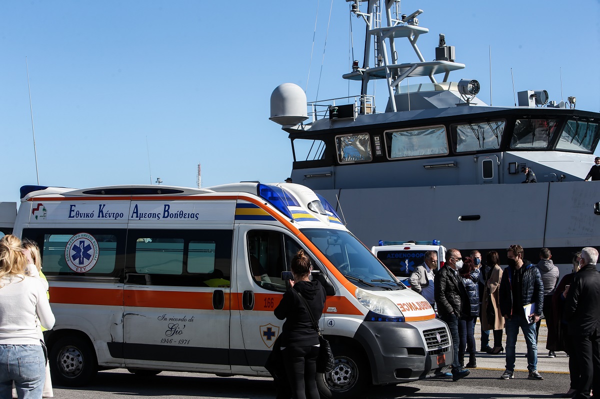 Στο λιμάνι της Κέρκυρας μεταφέρονται οι επιβαίνοντες στο επιβατηγό πλοίο «Euroferry Olympia», που έπιασε φωτιά λίγη ώρα από την αναχώρηση του από το λιμάνι της Ηγουμενίτσας, κοντά στην νήσο Ερείκουσα στην Β.Κέρκυρα, Παρασκευή 18 Φεβρουαρίου 2022 (ΣΤΑΜΑΤΗΣ ΚΑΤΑΠΟΔΗΣ / EUROKINISSI)