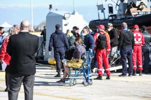 Στο λιμάνι της Κέρκυρας μεταφέρονται οι επιβαίνοντες στο επιβατηγό πλοίο «Euroferry Olympia», που έπιασε φωτιά λίγη ώρα από την αναχώρηση του από το λιμάνι της Ηγουμενίτσας, κοντά στην νήσο Ερείκουσα στην Β.Κέρκυρα, Παρασκευή 18 Φεβρουαρίου 2022 (ΣΤΑΜΑΤΗΣ ΚΑΤΑΠΟΔΗΣ / EUROKINISSI)