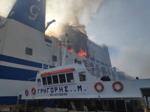 Φωτογραφία από την Πυροσβεστική Υπηρεσία από την προσπάθεια κατάσβεσης της πυρκαγιάς στο πλοίο 