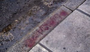 Αίματα στο πεζοδρόμιο