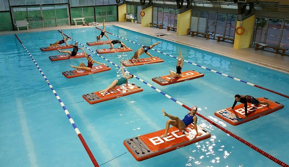 αθλήτριες σε άσκηση μέσα σε πισίνα