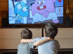 Παιδιά μπροστά στην τηλεόραση