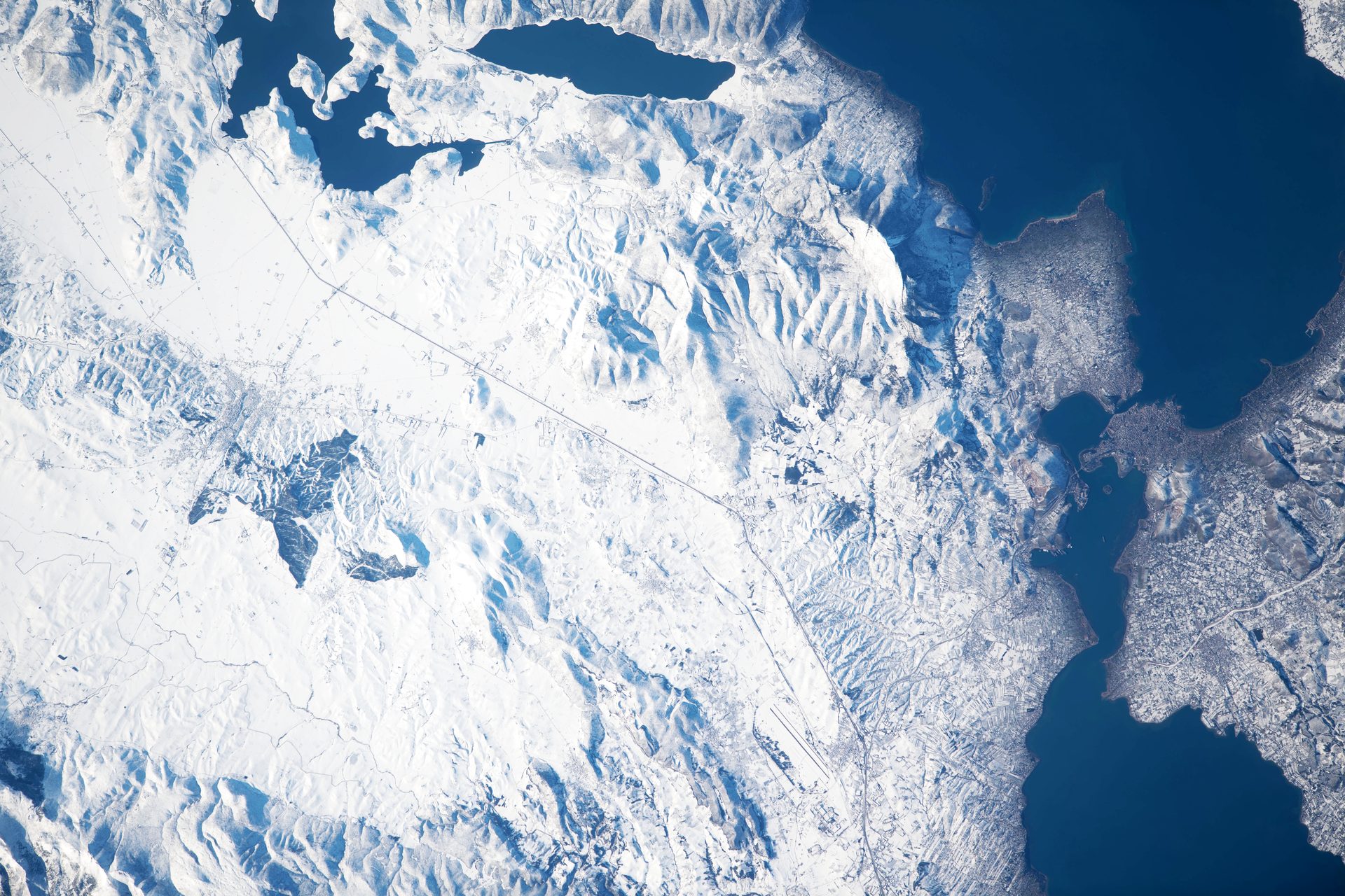 Χιονισμένη Ελλάδα φωτογραφημένη απο το διάστημα (Χαλκίδα, πορθμός του Ευρίπου και μέρος του Ευβοϊκού Κόλπου)