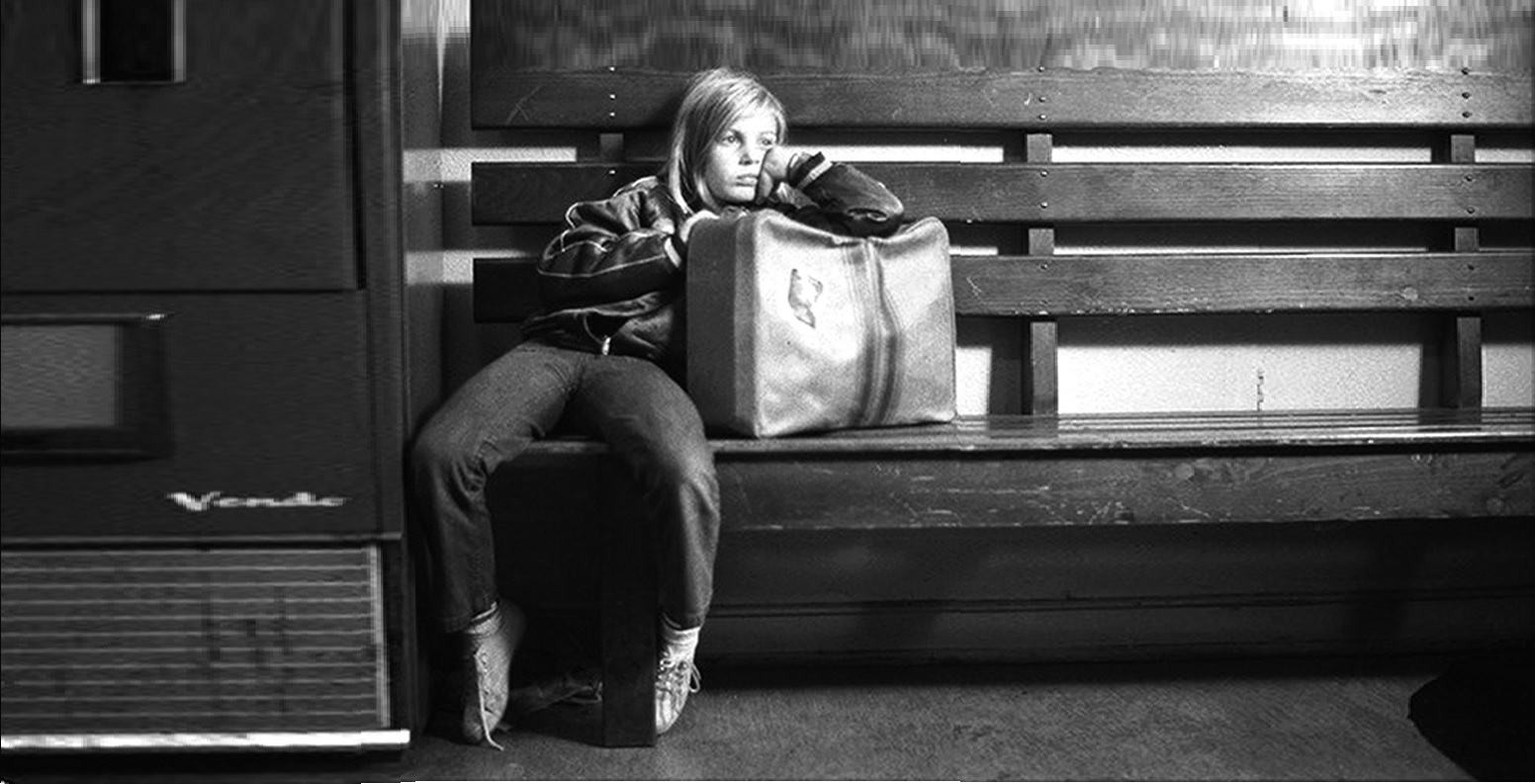 Χαρακτηριστική σκηνή απο την ταινία Η Αλίκη στις πόλεις (1974) με την Αλίκη να ειναι αραγμένη σε ενα παγκάκι έχοντας δίπλα μια βαλίτσα