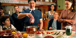 Σκηνή την ώρα που μαγειρεύουν από την ταινία Πολίτικη Κουζίνα (2003)