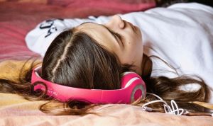 κοριτσι φορα ακουστικά ξαπλωμενο