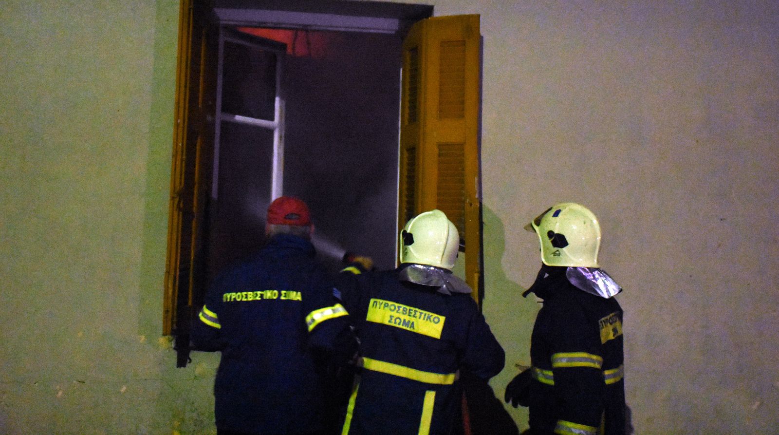Πυροσβέστες σβύνουν φωτιά σε μονοκατοικία