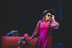 H Νατάσσα Δαλιάκα σε σκηνή απο την παράσταση «Ο Ντέντεκτιβ» από το ΚΘΒΕ