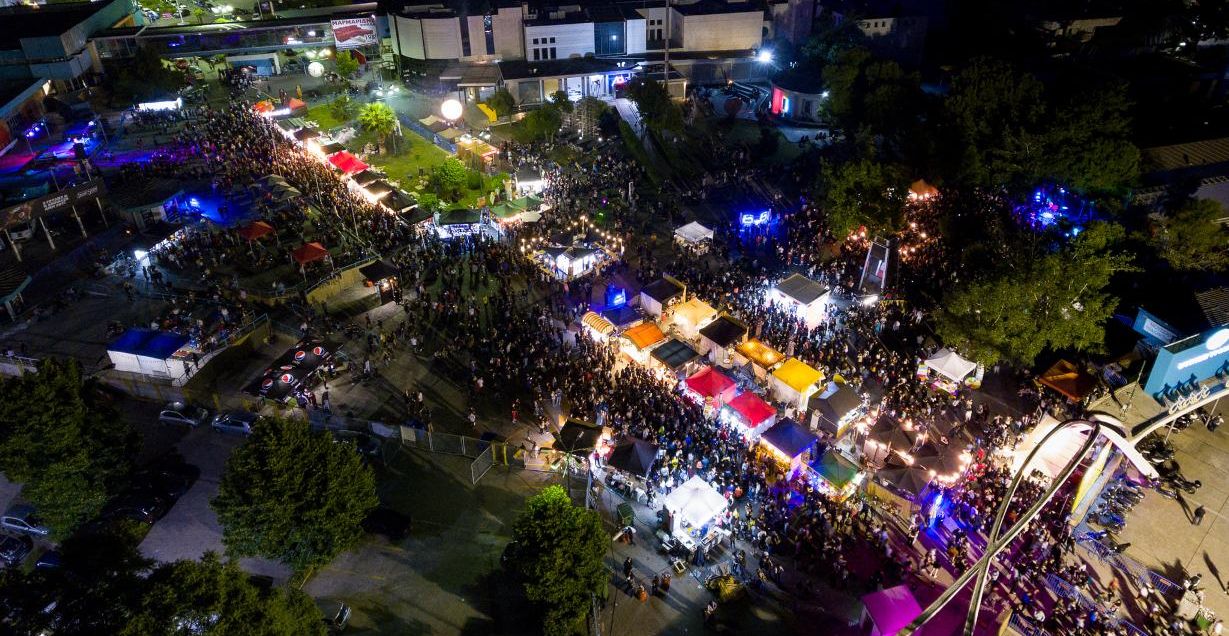 Απο ψηλά νυχτερινη φωτογραφια του Thessaloniki Street Food Festival στη ΔΕΘ