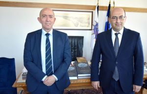 Ο Έκτακτος και Πληρεξούσιος Πρέσβης της Δημοκρατίας της Αρμενίας στην Ελληνική Δημοκρατία κ. Τιγκράν Μκρτσιάν (δεξιά), με τον Πρύτανη του Πανεπιστημίου Μακεδονίας, καθηγητή Στυλιανό Δ. Κατρανίδη