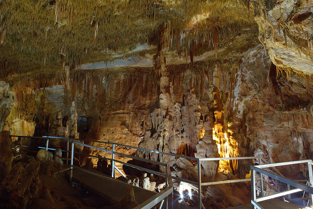 Το σπήλαιο των Πετραλώνων