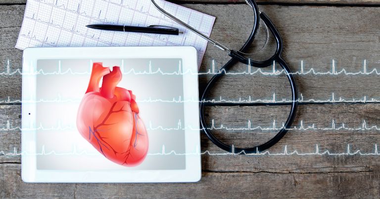 καρδιά σε σχέδιο καρδιογράφημα και ακουστικά γιατρού
