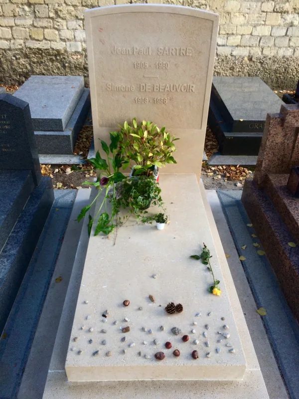 Ο τάφος Σαρτρ - Μποβουάρ στο κοιμητήριο του Μονπαρνάς στο Παρίσι