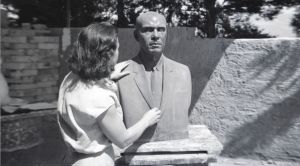 Η Κατερίνα Χαλεπά με το έργο της «Προτομή στον χαλκό του G.E. Steward», 1963 (τυφλού αφροαμερικανού ιερωμένου)