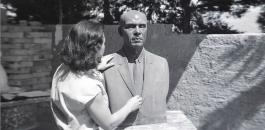 Η Κατερίνα Χαλεπά με το έργο της «Προτομή στον χαλκό του G.E. Steward», 1963 (τυφλού αφροαμερικανού ιερωμένου)