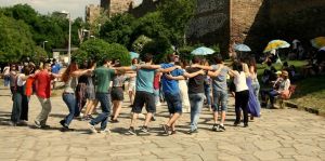 νεαροι χορεύουν δίπλα στα κάστρα (Ανω Πόλη Θεσσαλονίκη)