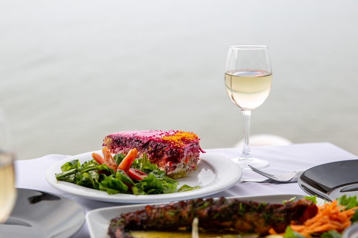 τραπέζι με ψαρικά και κρασί
