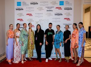 Πάολα Γκίκα και Χρυσόστομος Κούλαλης, δημιουργοί του MINEKO studio,με τα μοντέλα τους στην εβδομάδα μόδας