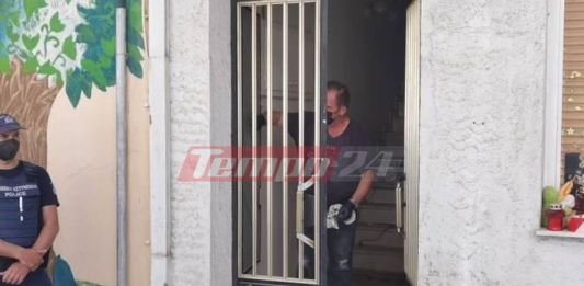Αστυνομικοί σφραγίζουν το σπίτι της Ευγενίας Κούτρας