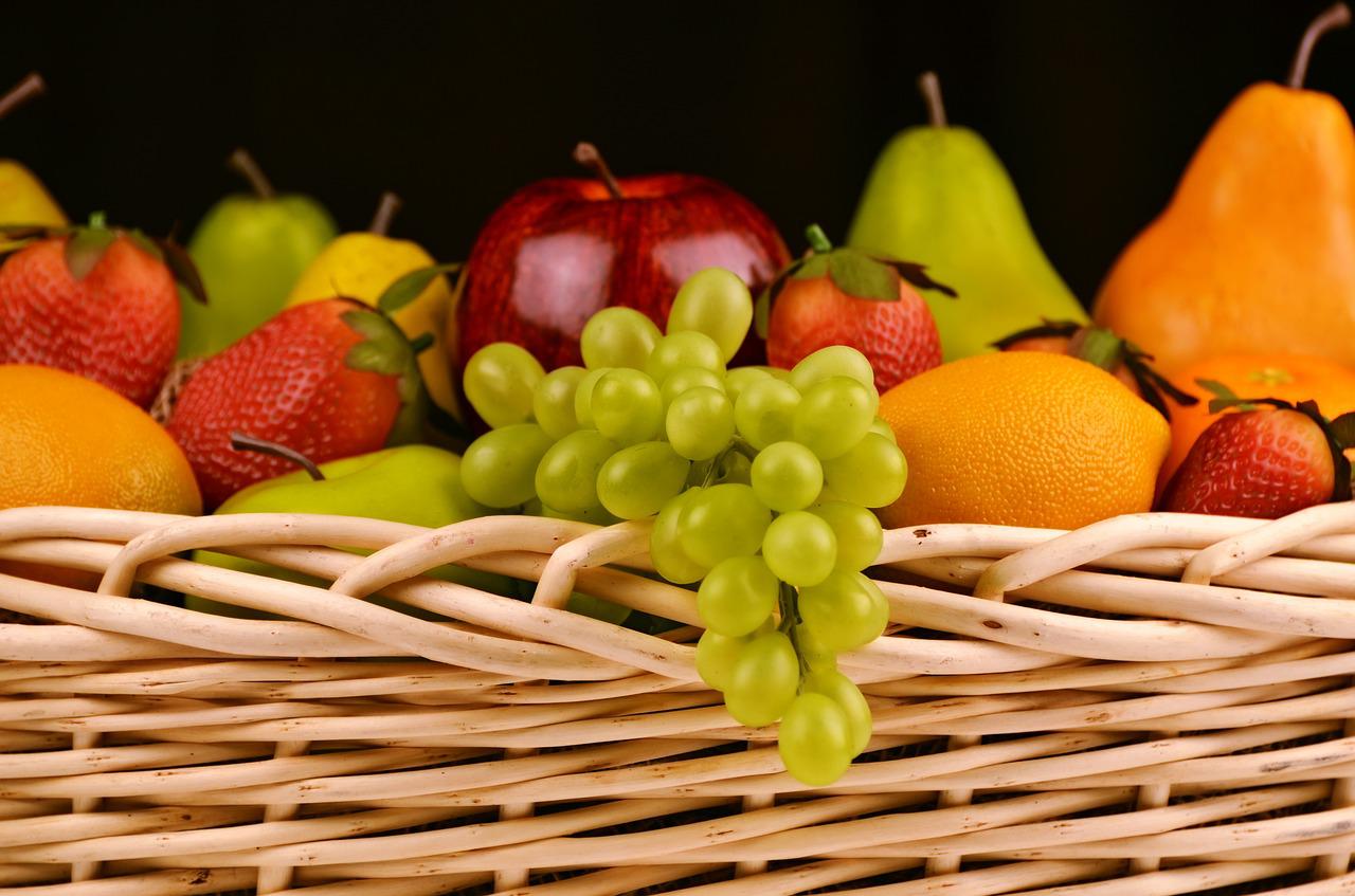 φρούτα σε καλάθι