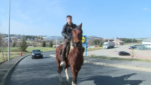 Πηγαίνει με άλογο στη δουλειά του λόγω των τιμών της βενζίνης (ΒΙΝΤΕΟ)