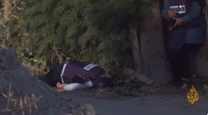 H δημοσιογράφος κείτεται νεκρή στο έδαφος
