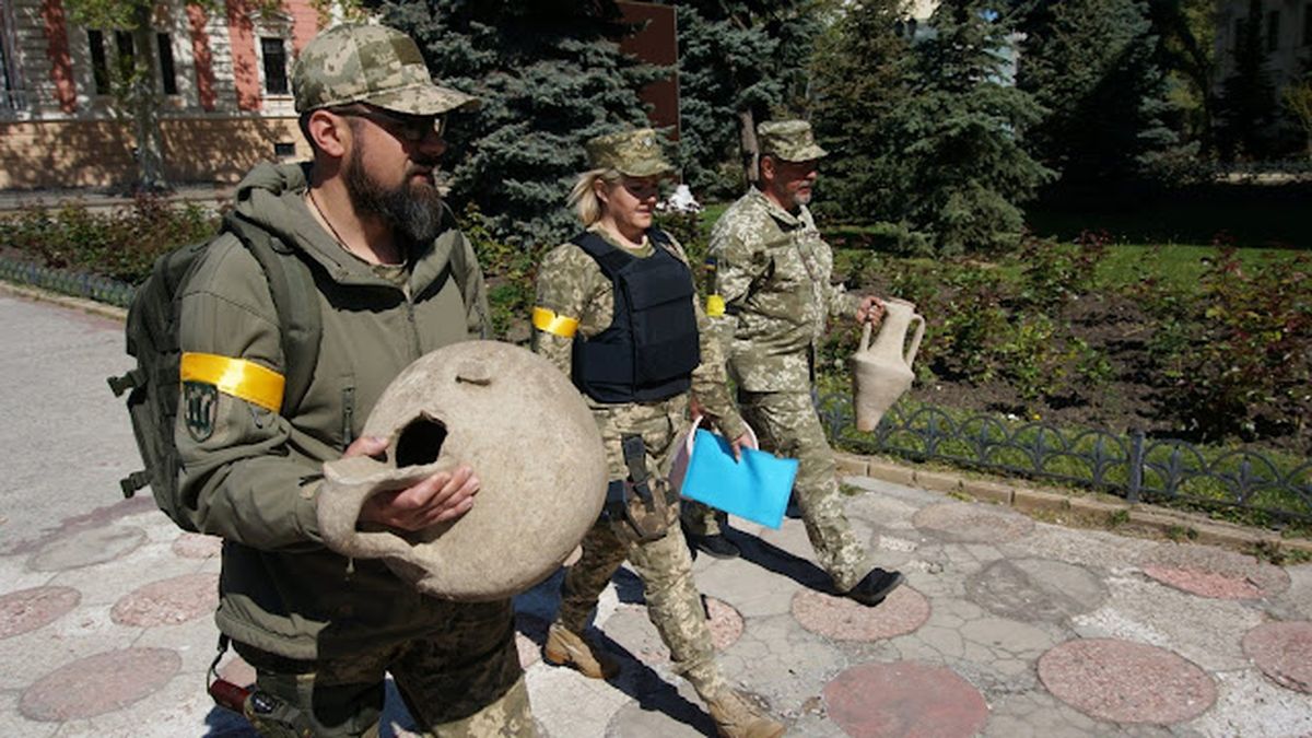 Ουκρανοί στρατιώτες μεταφέρουν τους αρχαίους αμφορείς