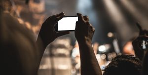 Κόσμος σε συναυλία - κάποιος με smartphone τραβάει βίντεο
