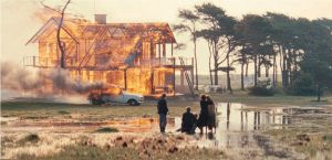 Σκηνή με σπίτι να καίγεται απο την ταινία Η θυσία