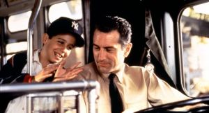 Ο Ρομπερτ Ντε Νίρο ως οδηγός λεωφορείου και ένα μικρό αγόρι, σε σκηνη απο την ταινία Ιστορίες του Μπρονξ (1993)