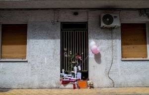 Λουλουδια στο σπίτι που ζουσαν τα 3 παιδιά που πέθαναν στη Πάτρα