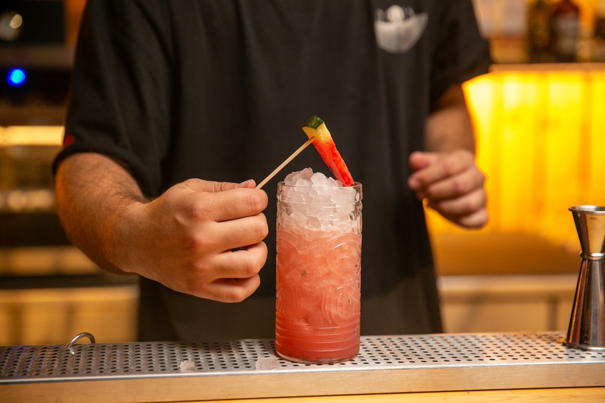barman ετοιμάζει cocktail
