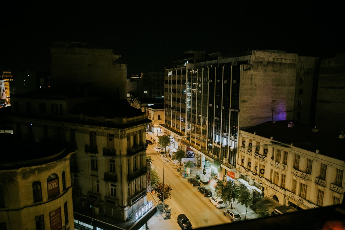 θέα της πόλης από το μπαλκόνι