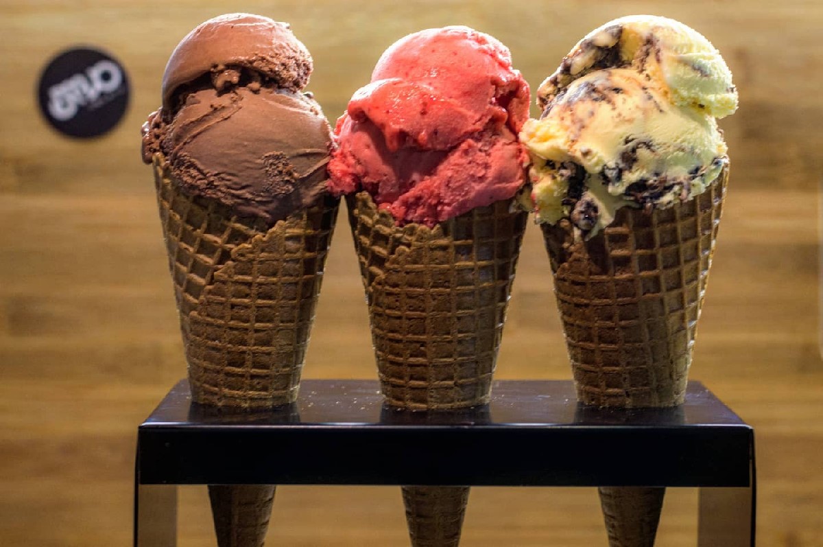 παγωτό σε χωνάκια σε διάφορες γεύσεις