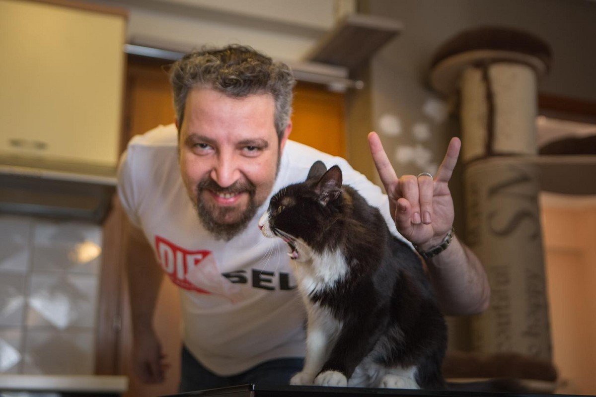 Γιάννης Μπιτούλης, ιδιοκτήτης καταστήματος με την γάτα του
