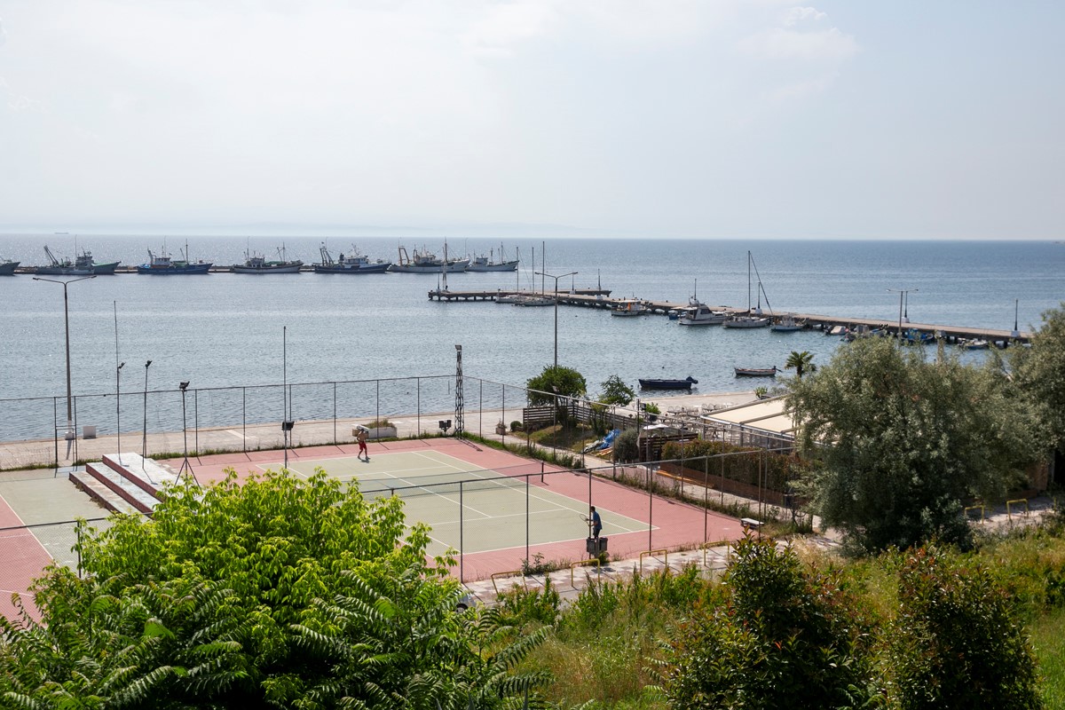 λιμάνι και γήπεδο τένις