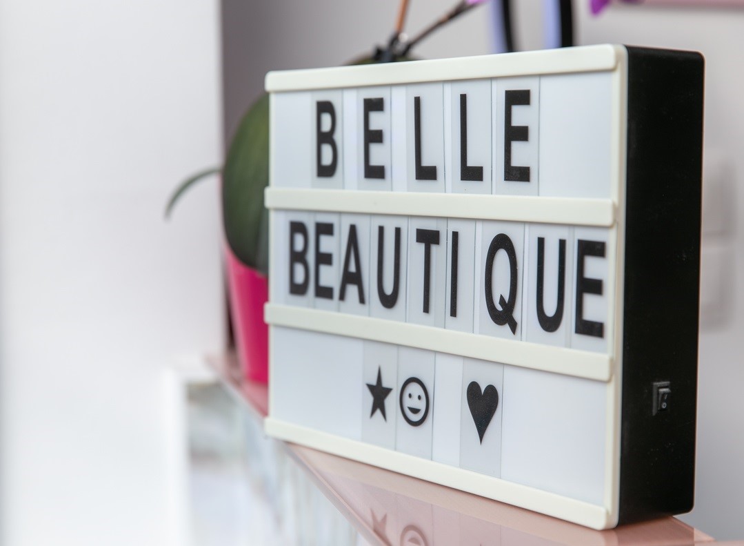ταμπέλα Belle Beautique
