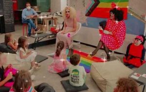 Drag queens διαβάζουν παραμύθια σε μικρά παιδιά