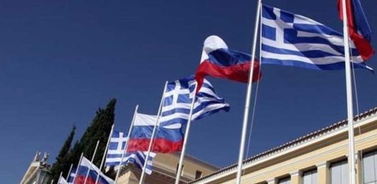Ελληνικές και ρωσικές σημαίες