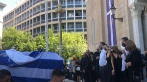 Η κηδεία του συζύγου της Δέσποινας Μοιραράκη