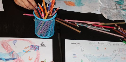 χερια παιδιων ζωγραφιζουν με στενσιλ