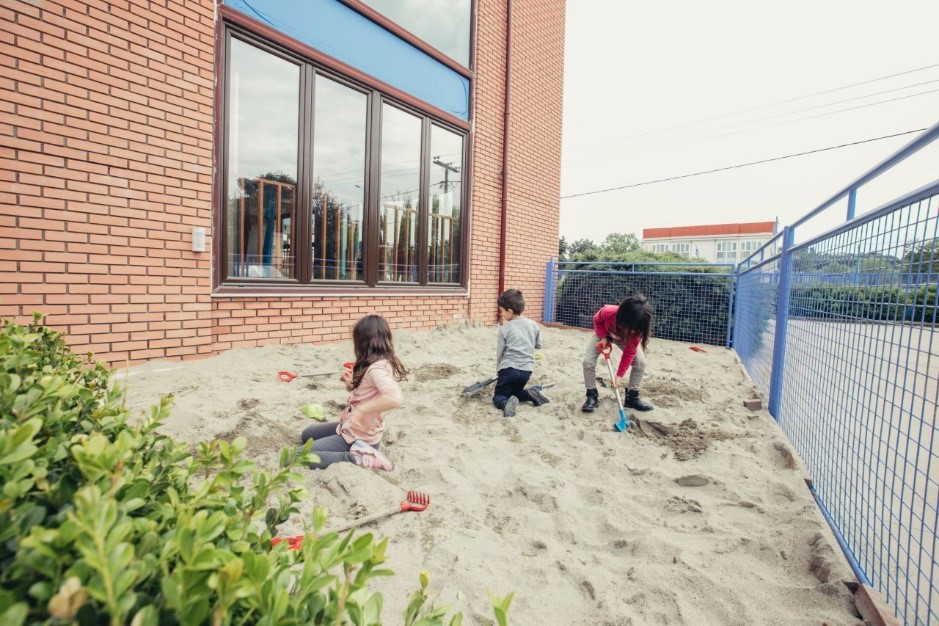παιδιά παίζουν με άμμο