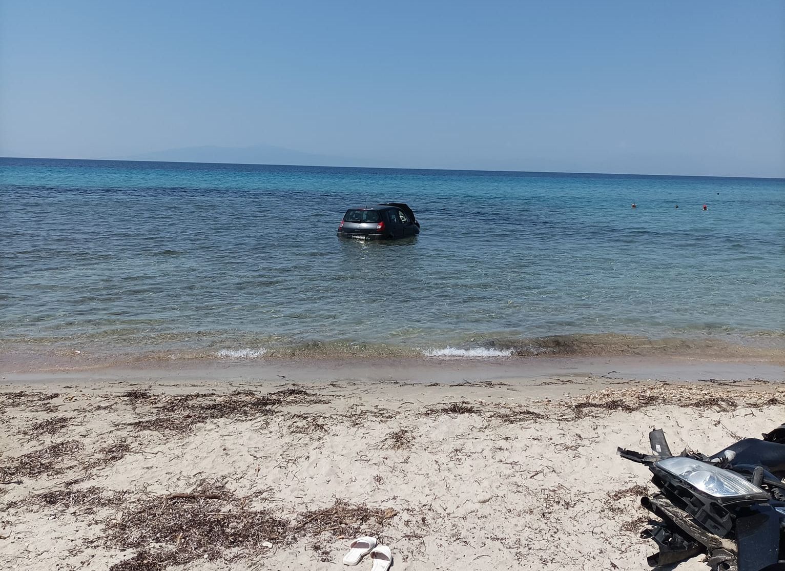 ΙΧ όχημα έπεσε στη θάλασσα στο Σάνη
