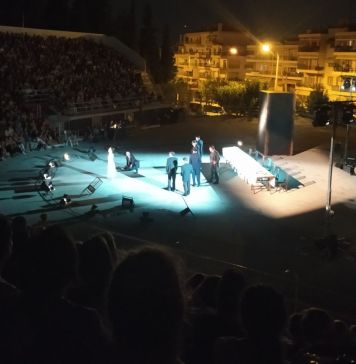 Νυχτερινή λήψη της σκηνής μέσα απο το θέατρο Συκεών