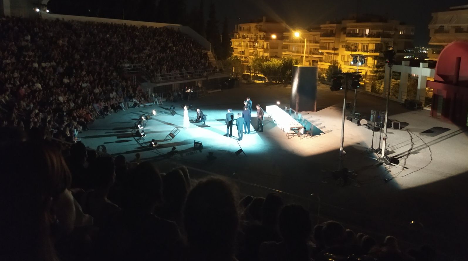 Νυχτερινή λήψη της σκηνής μέσα απο το θέατρο Συκεών