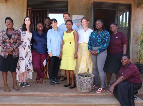 Γυναικες στην Ουγκάντα μπροστά στου Μουσειο Γυναικών