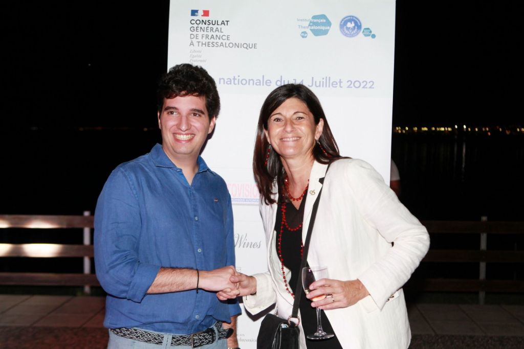 Η Γενική Πρόξενος της Γαλλίας στη Θεσσαλονίκη και διευθύντρια του Γαλλικού Ινστιτούτου, Σαντρίν Μουσέ με τον νικητή του Βραβείου των φοιτητών των επιτροπών του Choix Goncourt, Νικόλα Παπαγεωργίου.